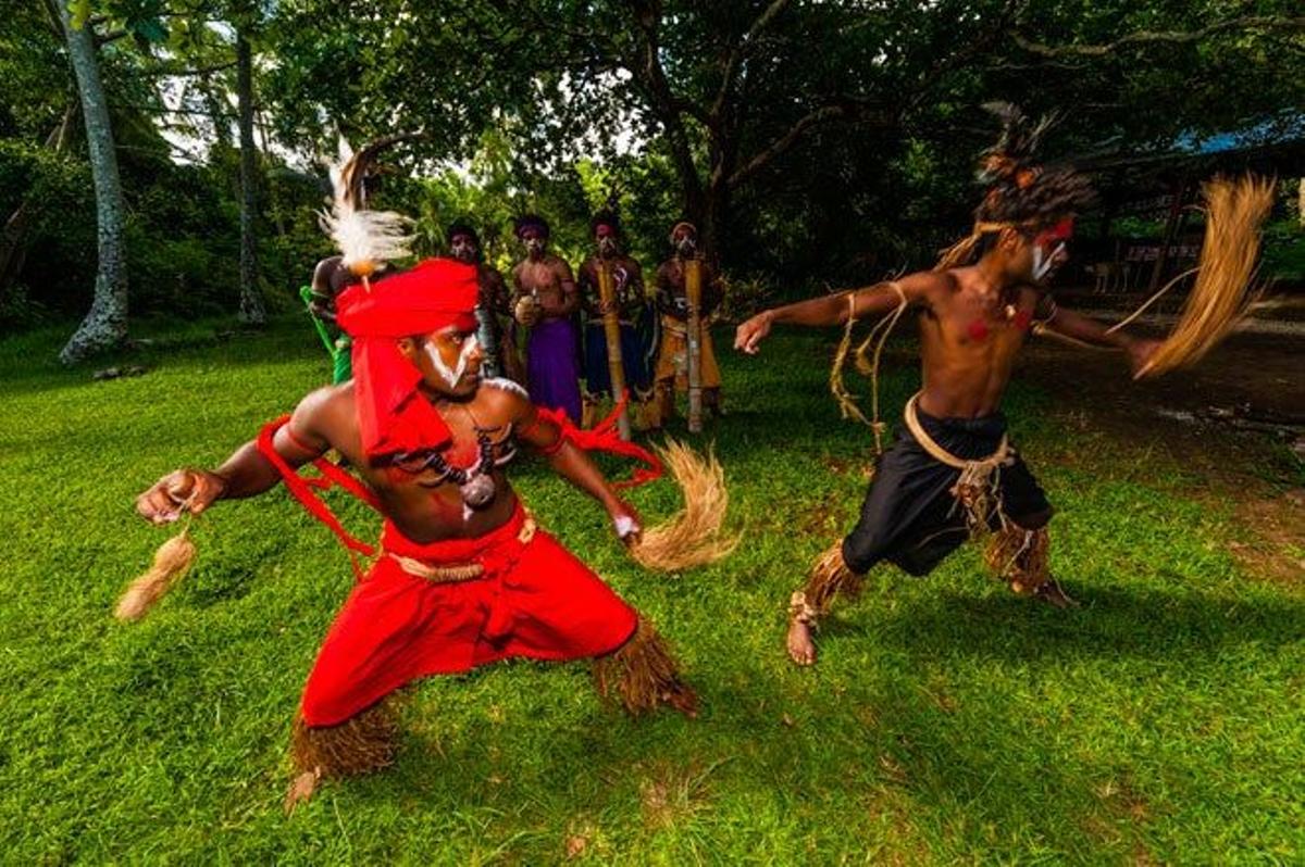 Espectáculo de dos guerreros de la tribu Hnathalo