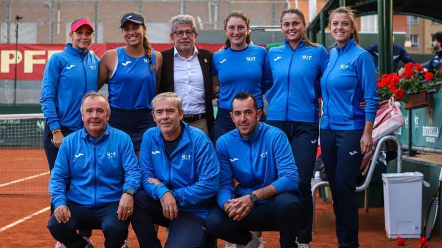 Integrantes del equipo femenino con el presidente del club. | L.O.