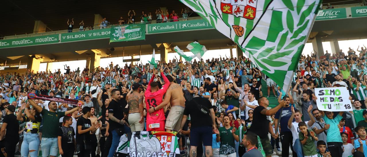 Carlos Marín canta en el fondo sur de El Arcángel tras un triunfo del Córdoba CF, esta temporada.