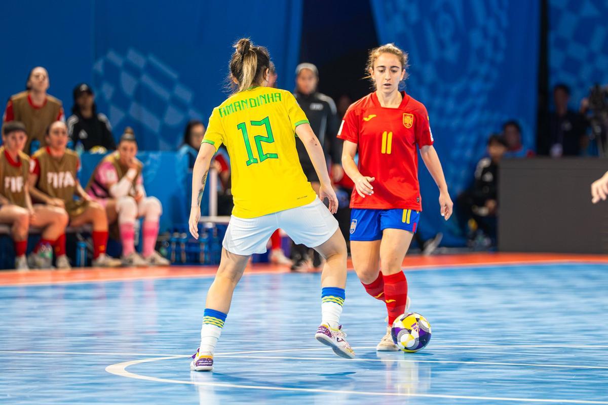 Irene Samper controla el balón ante Amandiha.