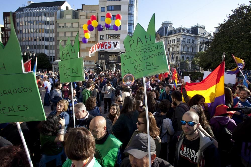 Ambiente en la calle durante la entrada a los premios y concentración antimonarquía