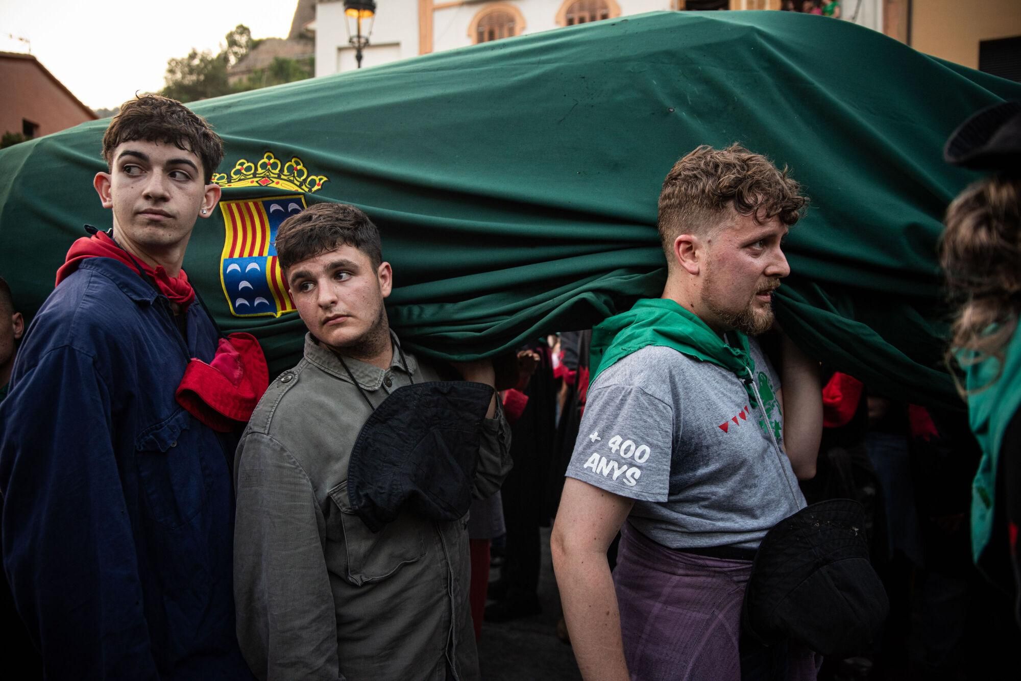 Les millors fotos dels primers salts del passacarrers de la Patum 2025