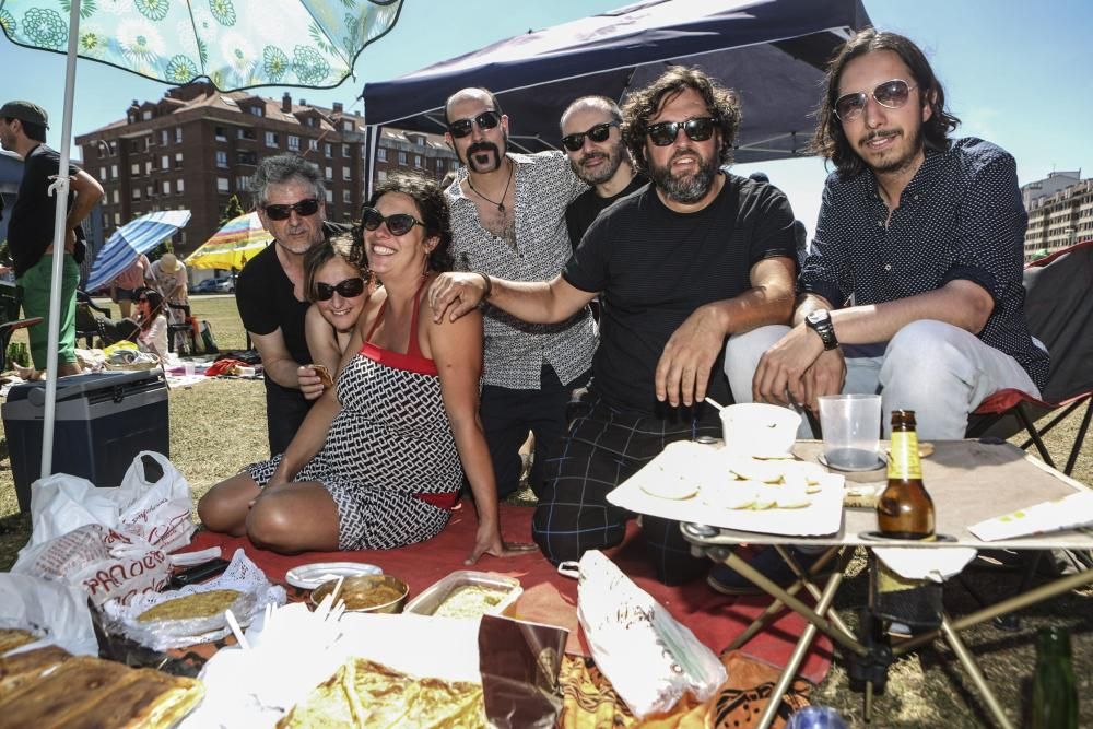 Los vecinos del barrio del Carmen (Gijón), con tortillas y al Solarón