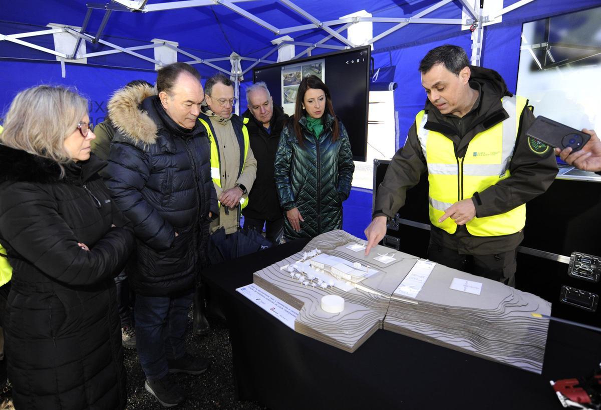 La conselleira do Medio Rural y el alcalde de Lalín durante la visita al lugar donde se construye la futura base de helicópteros para la lucha contra los incendios forestales