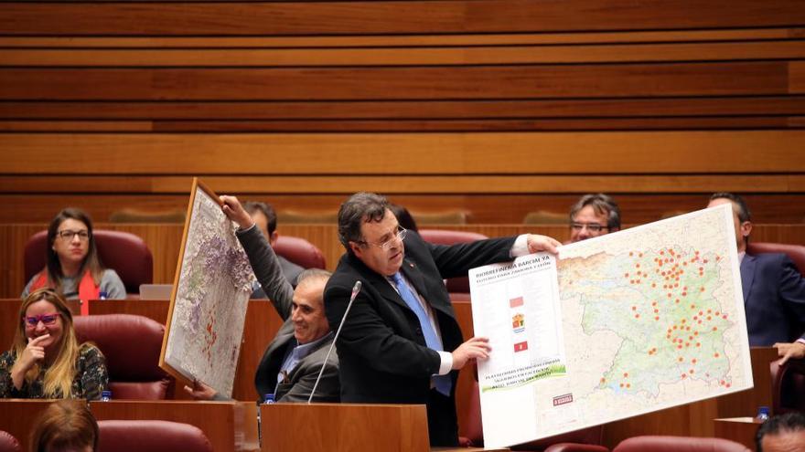 Luis Briones y José Ignacio Martín Benito mostrando dos mapas con los 119 ayuntamientos de Zamora y León que apoyan el proyecto.