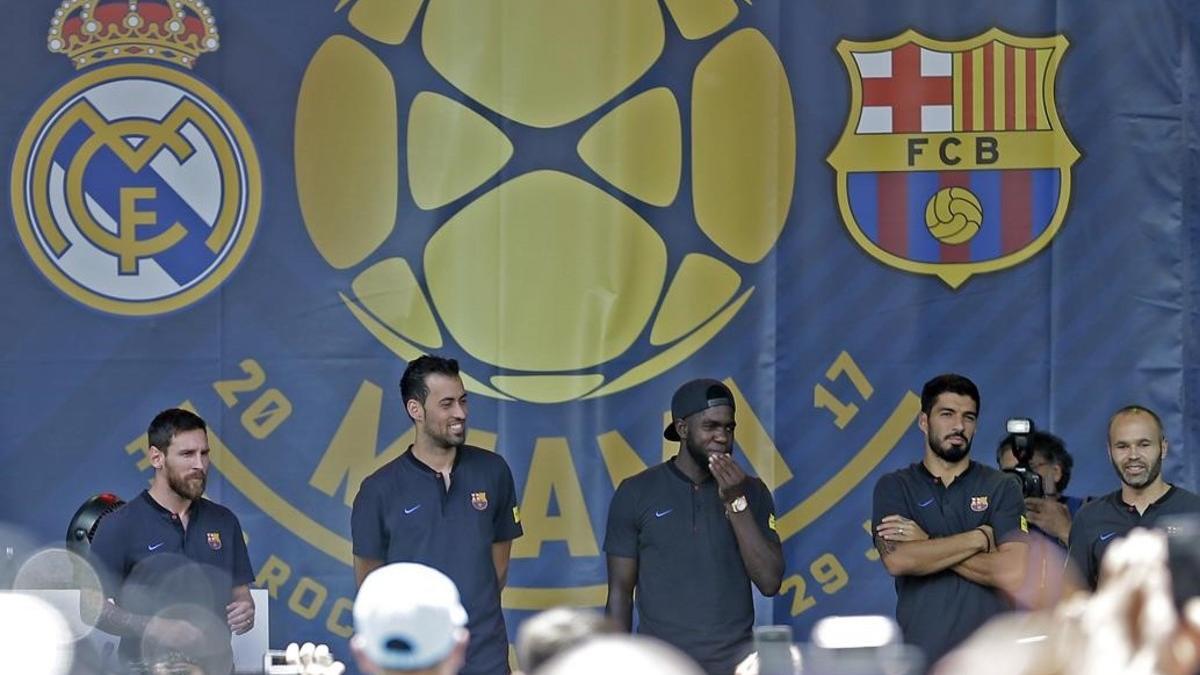 Messi, Busquets, Umtiti  Suarez e Iniesta saludan a los aficionados en la Casa Clásico del parque Bayside.