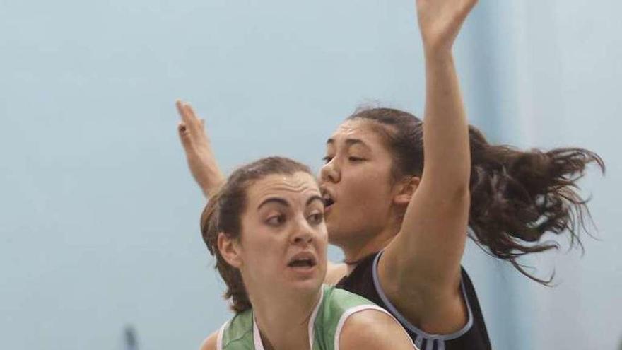 Carolina Ramos, con el balón, en un partido del Uni.