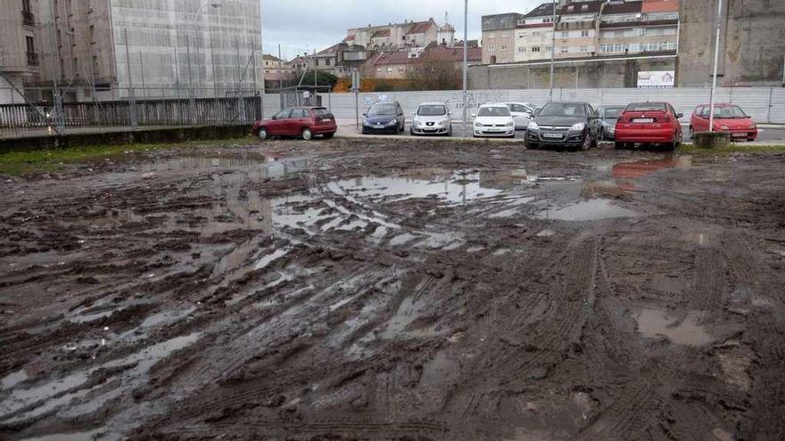 El barro y el agua han anegado ambas áreas de aparcamiento en los últimos días. // Noé Parga