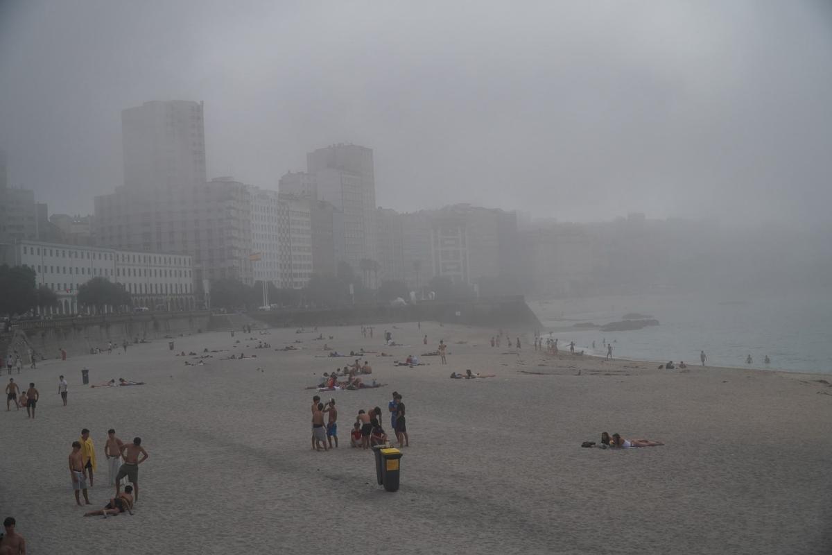 A Coruña quedó sumergida bajo la niebla este lunes A Coruña quedó sumergida bajo la niebla este lunes