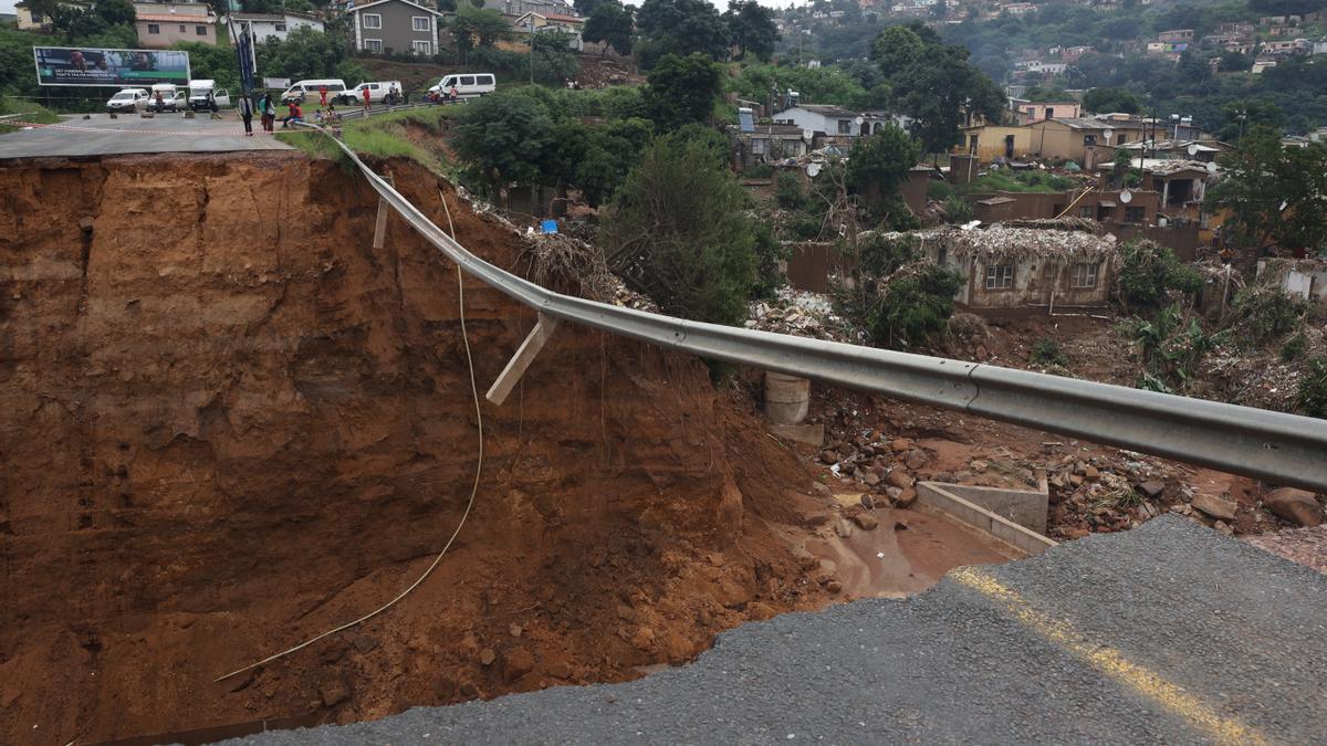 Las devastadoras inundaciones en Sudáfrica dejan al menos 340 muertos.