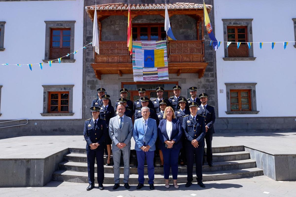 Los nuevos bomberos del municipio de San Bartolomé de Tirajana junto al concejal de Seguridad, José Carlos Álamo; el alcalde, Marco Aurelio Pérez; la concejala de Presidencia y Recursos Humanos, Elena Álamo y el jefe del SEIS, José Felipe Santana Rodríguez.