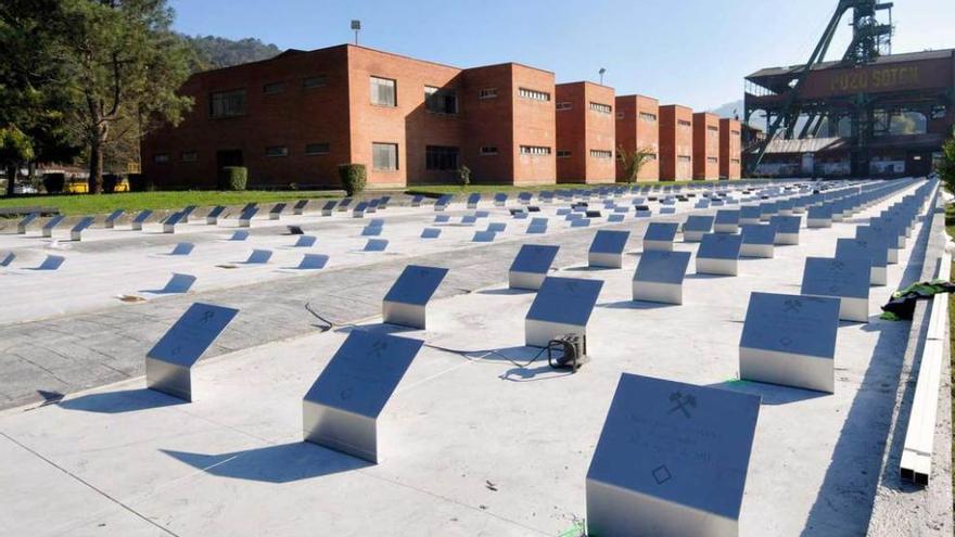 Las obras del memorial, en una zona ajardinada del Sotón.