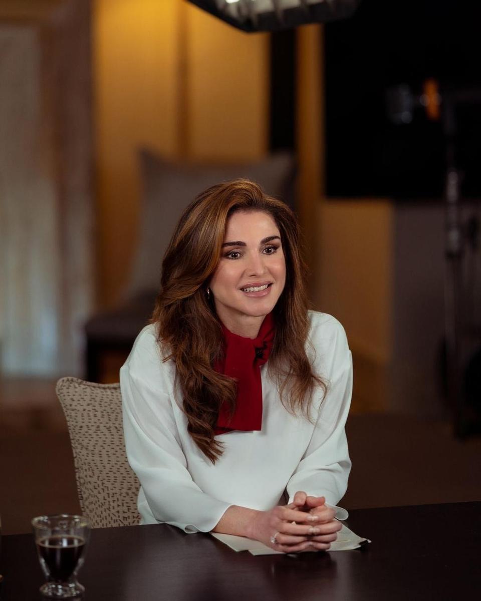 La reina Rania de Jordania con blusa blanca de Marni