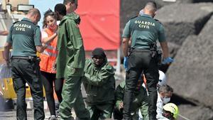 Migrantes rescatados en aguas cercanas a El Hierro y trasladados al puerto de La Restinga, en el municipio de El Pinar, son atendidos por los equipos de emergencia.