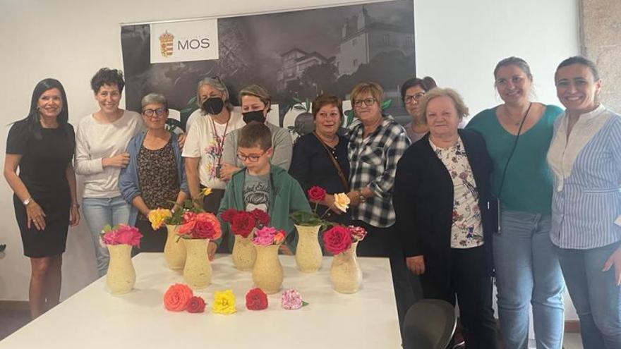 Participantes no obradoiro de elaboración de xabóns de rosas na AVV Santa Baia.  / D. P.