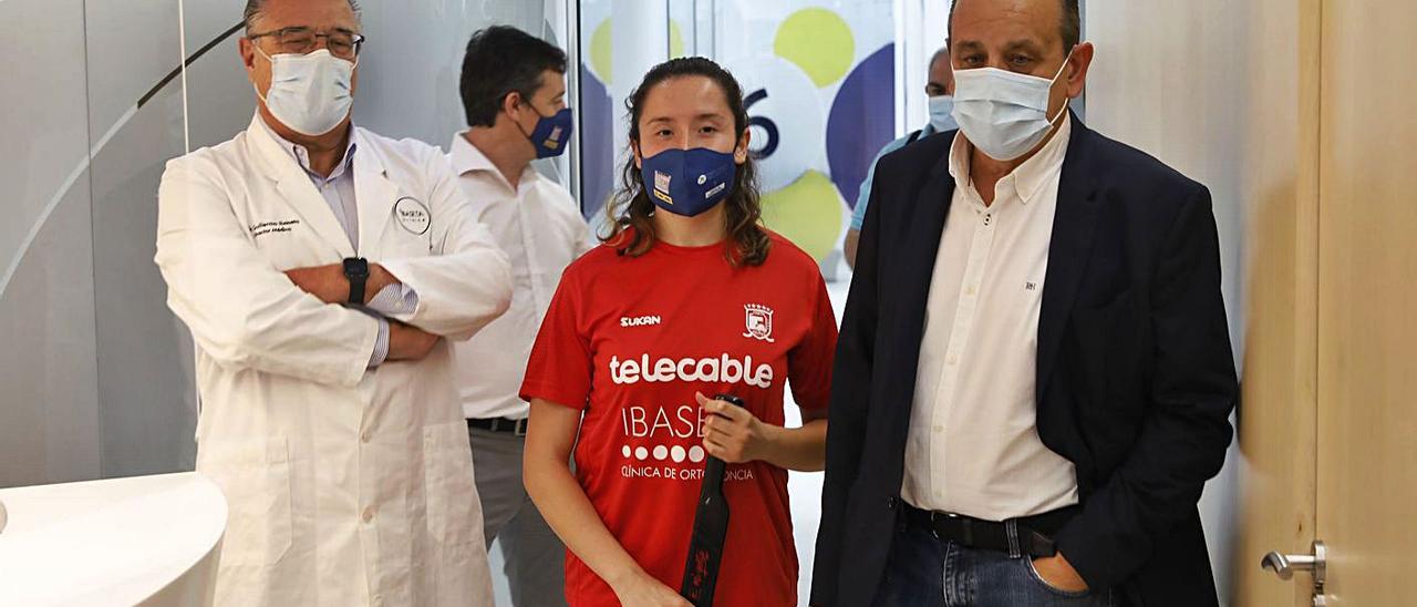 Guillermo Ibaseta, Fernando Sierra, Fernanda Hidalgo y José Luis Souto, en la presentación de la jugadora. | M. León