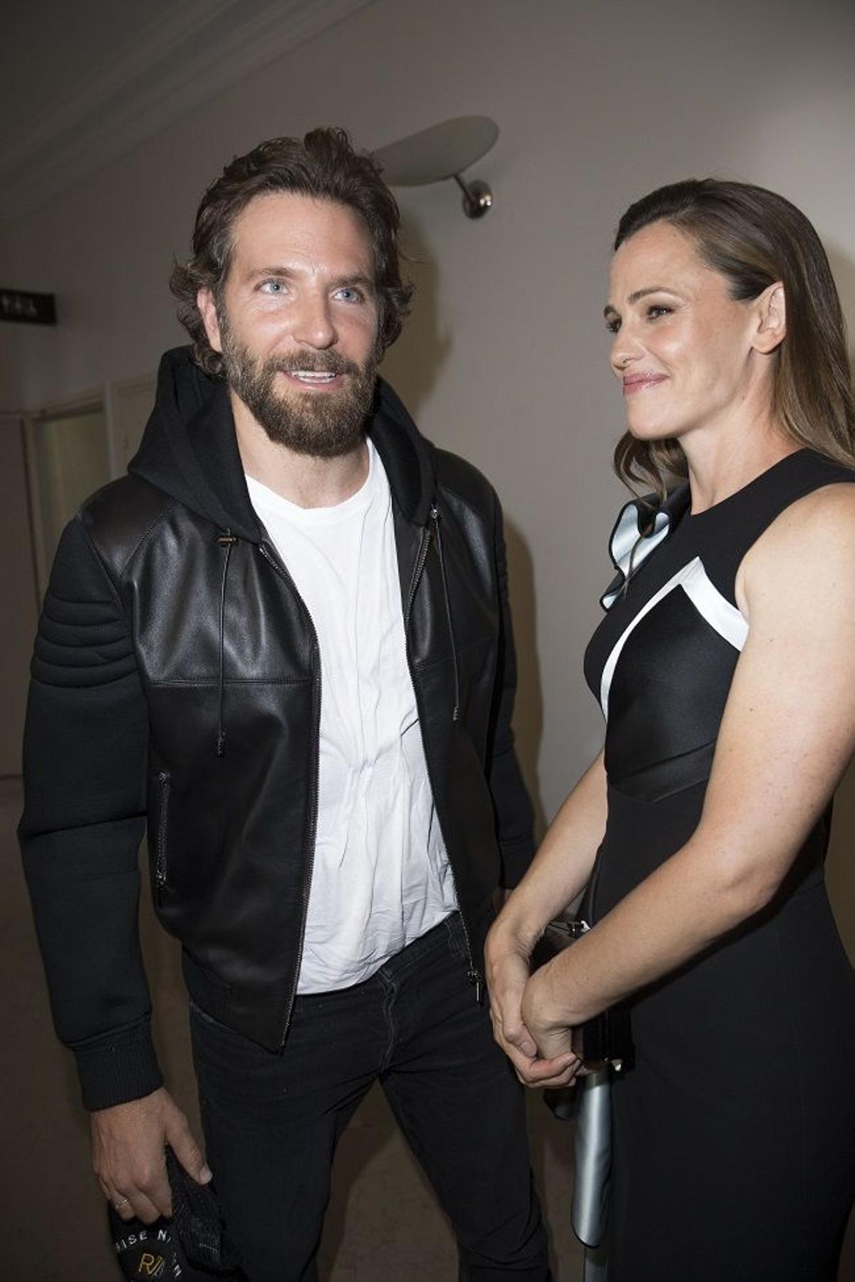 Bradley Cooper y Jennifer Garner, durante la Semana de la Moda de París, en 2016