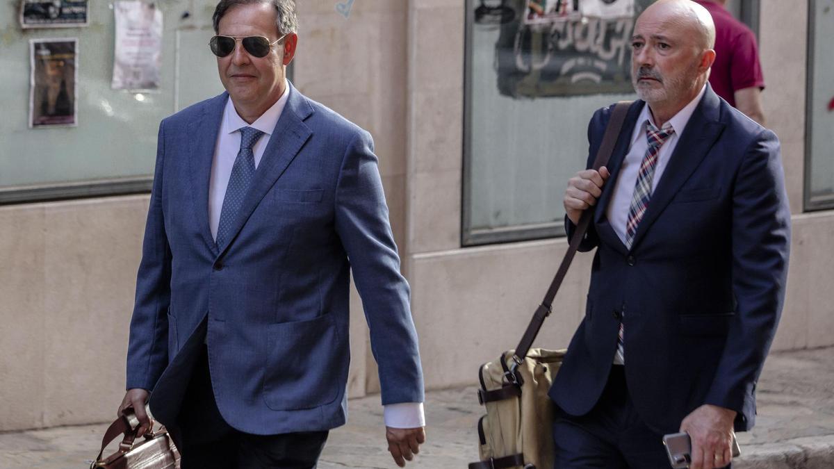 Ex-Richter Manuel Penalva (li.) auf dem Weg zum Gericht