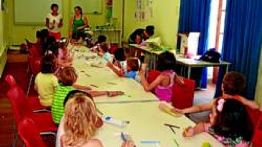Cien niños asisten a la escuela de verano