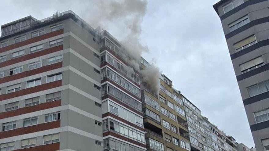 Así fue el rescate de un vecino y su perro tras un incendio en el centro de Vigo.