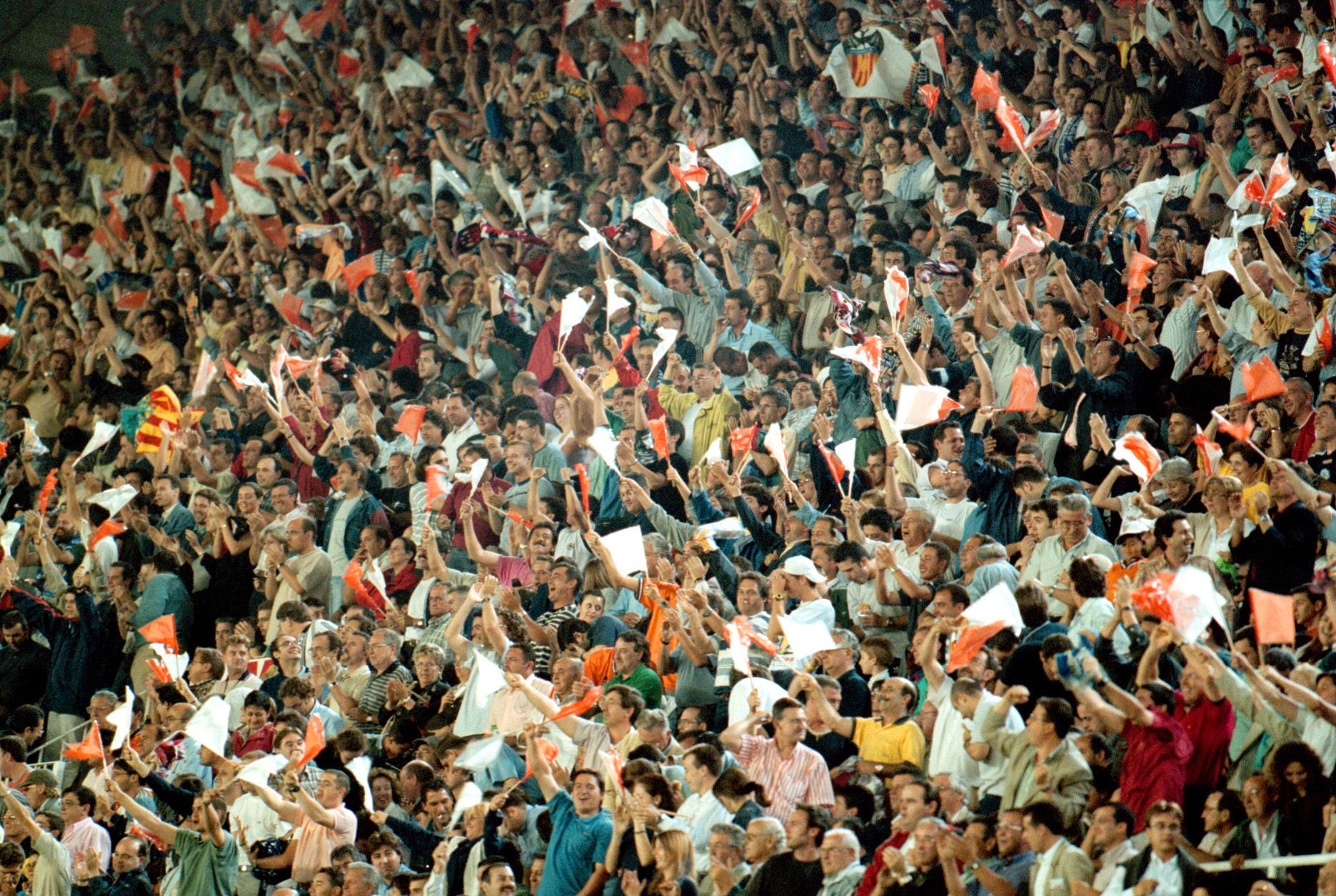 Históricos momentos mágicos de la grada de  Mestalla que pronto volverán