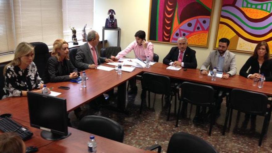 Momentos antes del inicio del consejo rector de La Cónsula, presidido por Montserrat Reyes.