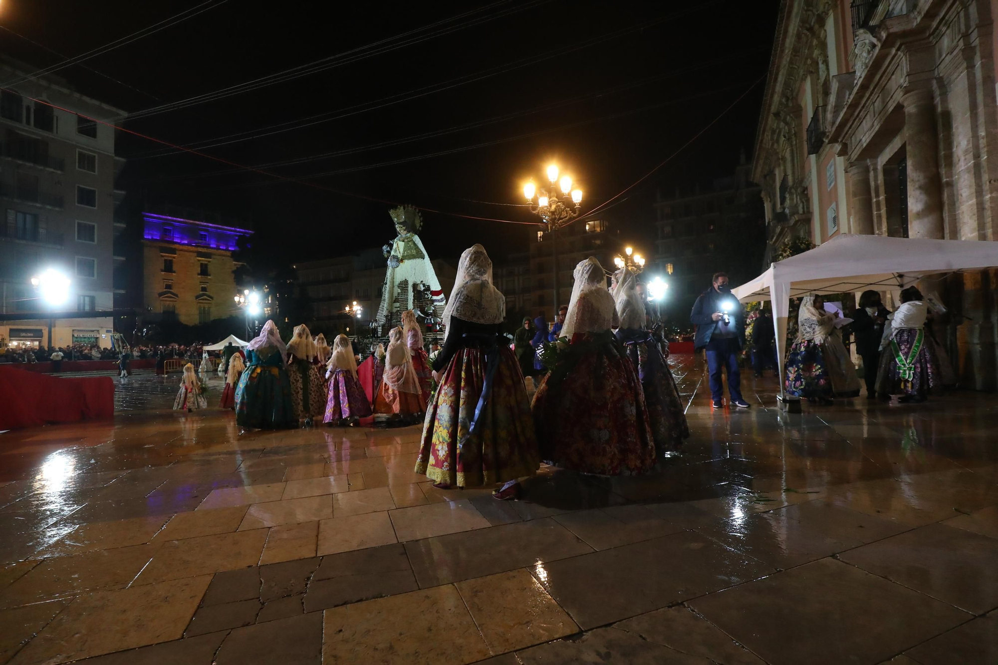 Búscate en el primer día de ofrenda por la calle de la Paz (entre las 21:00 a las 22:00 horas)