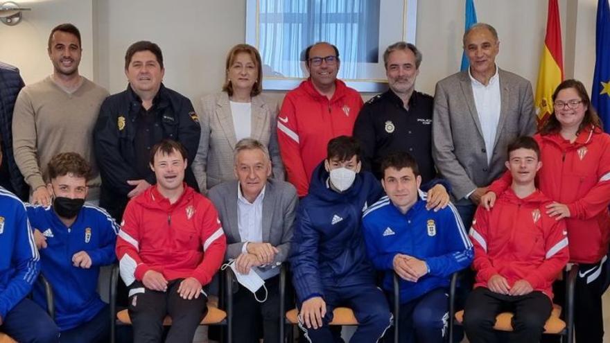 Los representantes de Oviedo y Sporting, con la delegada del Gobierno Delia Losa. | Delegación del Gobierno