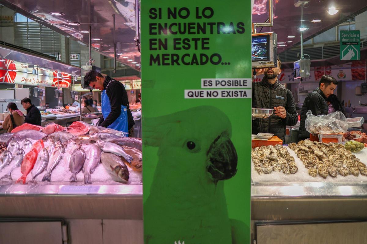 Varios puestos de pescado y marisco en el Mercado Central de València.