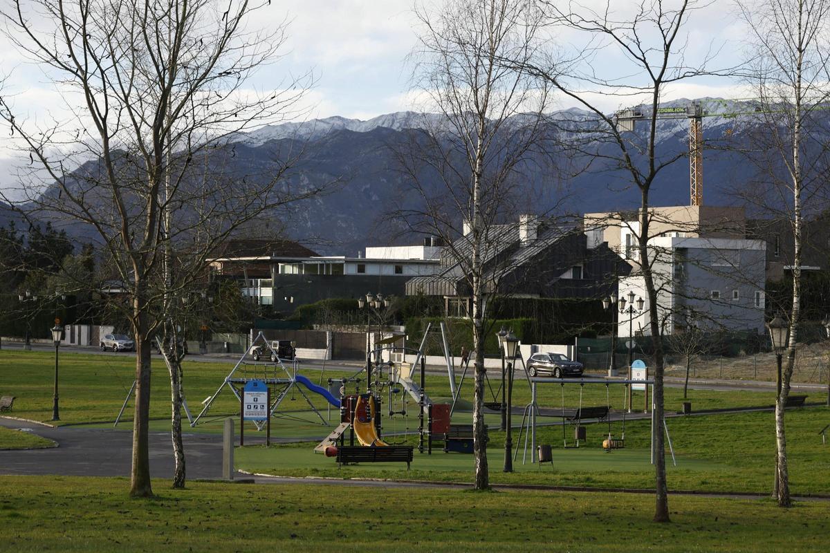 Una de las grúas operativas actualmente en la zona de Montecerrao con varios chalés en primera fila.
