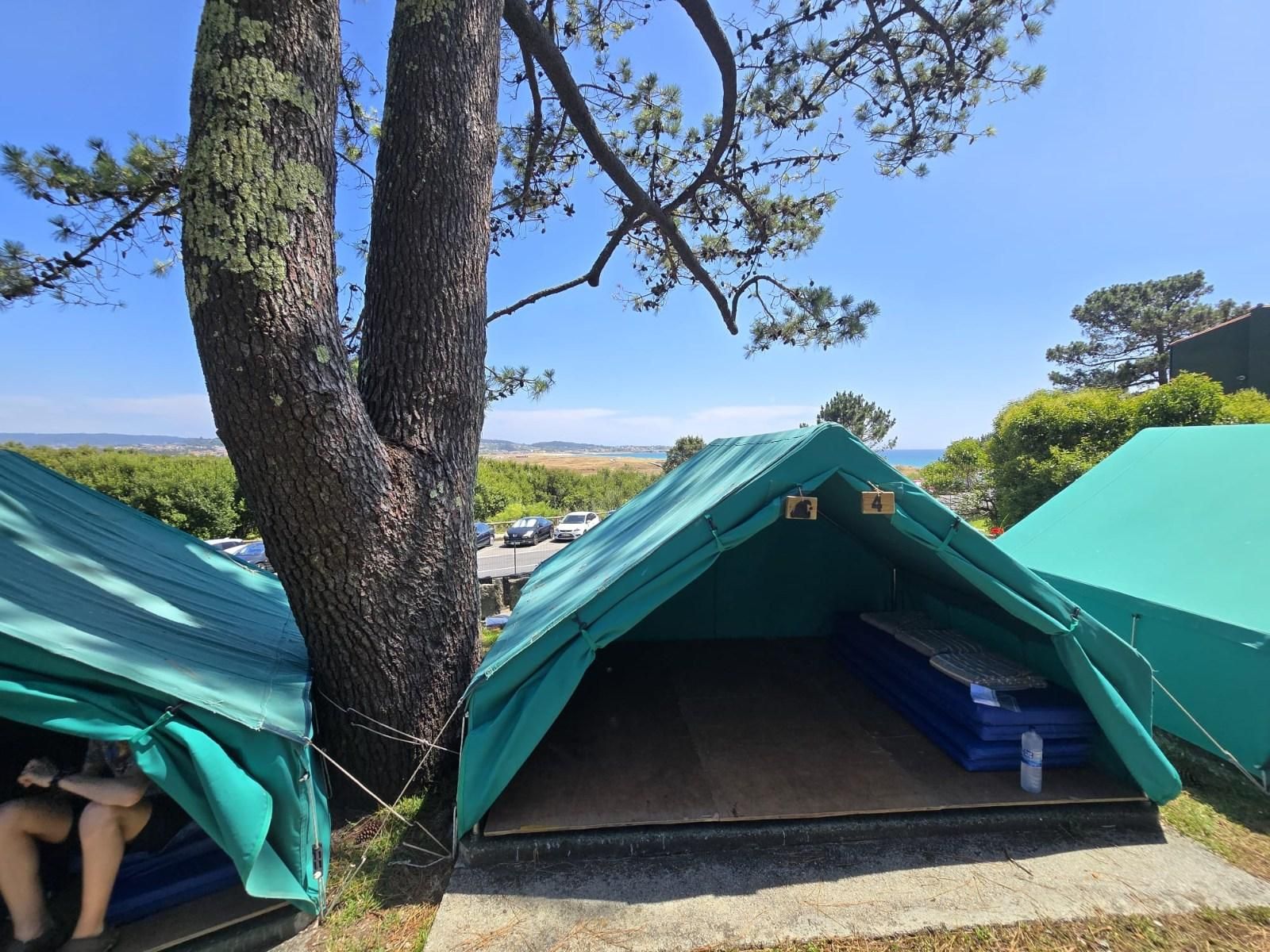 El primero de los once turnos previstos, con 140 niños, ya está en el centro vacacional de A Lanzada.