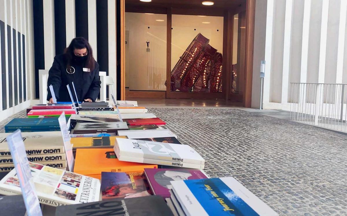 Ofrecerá un mercadillo de libros y referencias de arte.