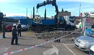 El viento derriba en Gandia una torre de alta tensión en un aparcamiento al aire libre