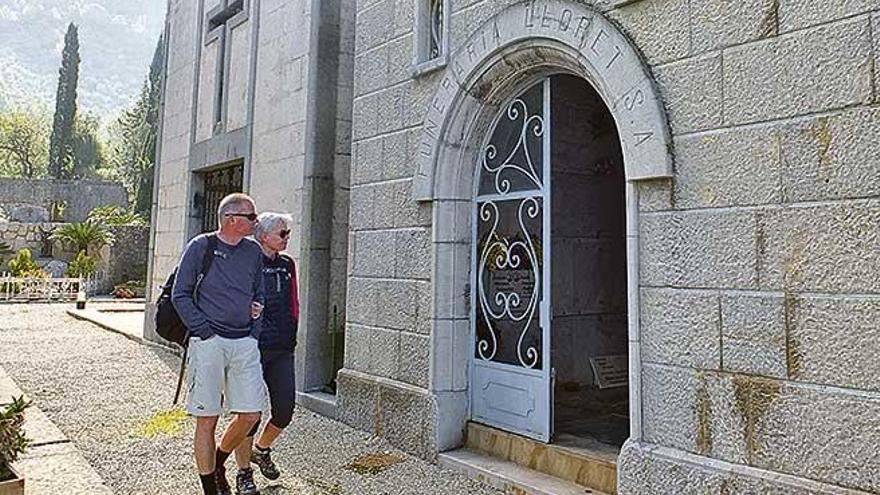 Una pareja pasea por el cementerio de Son Sang.