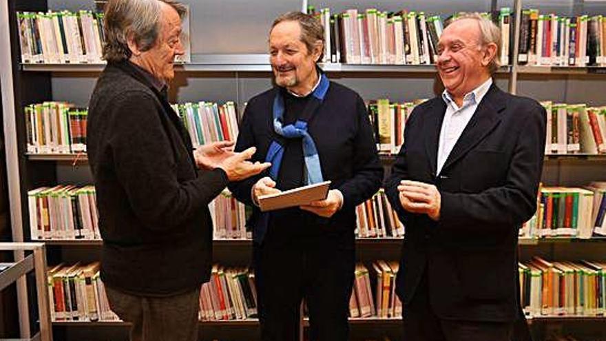 Antón de Santiago, Tino Fraga y José Ramón Soraluce, ayer en el Instituto Cornide.