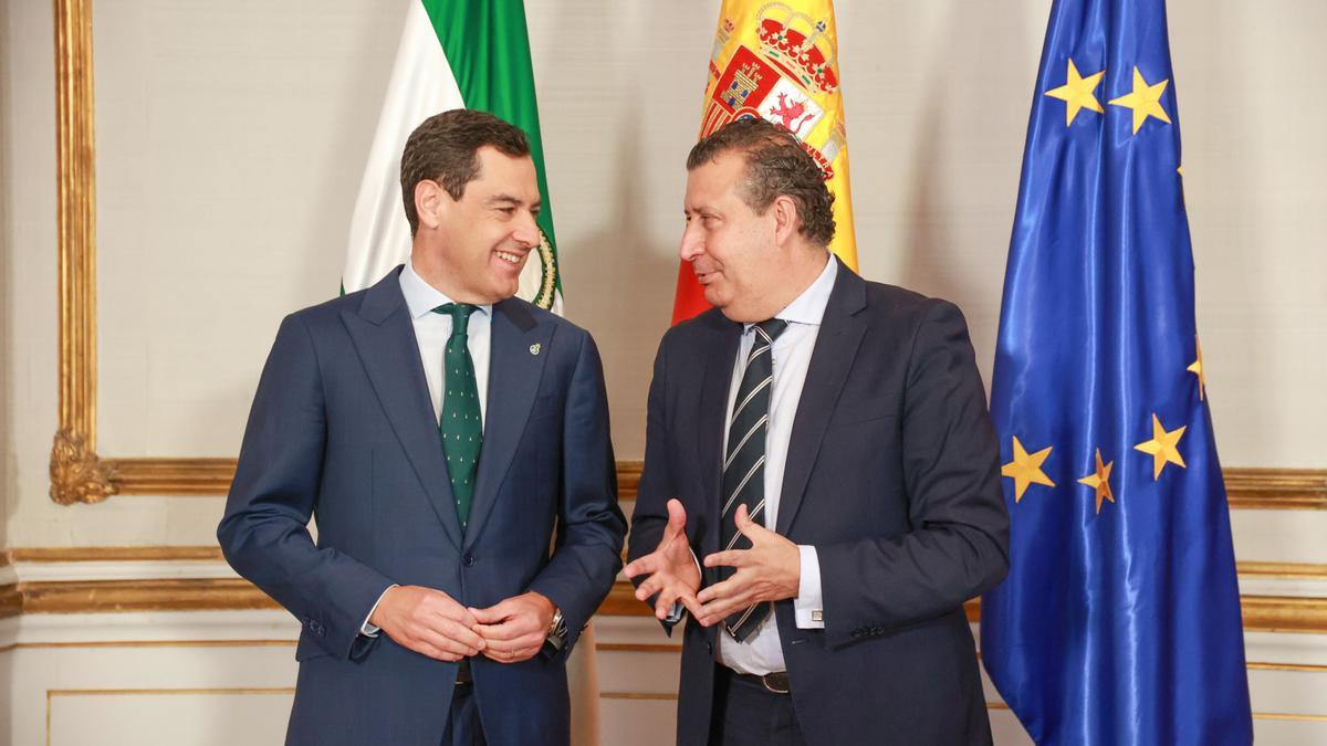 El presidente de la Junta de Andalucía, Juanma Moreno, y el presidente de la Diputación de Sevilla, Javier Fernández, durante la reunión