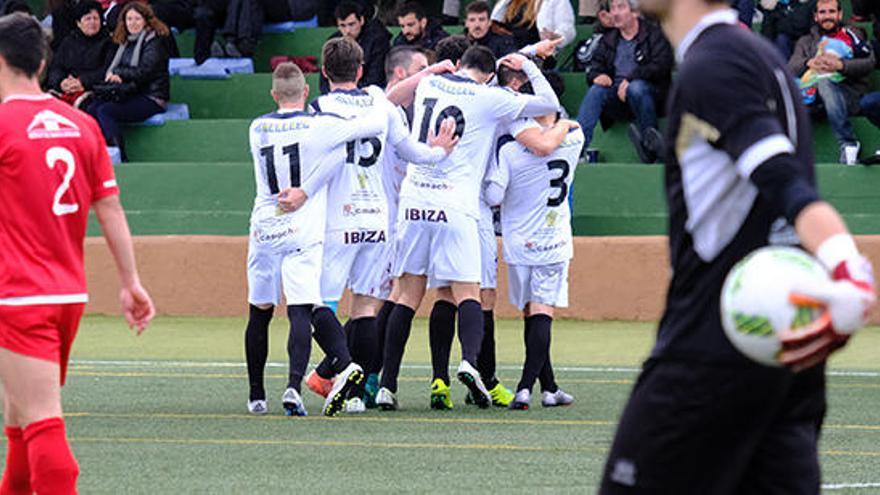 La formación de Santa Eulària celebra un gol en la victoria frente al Santa Catalina Atlético.