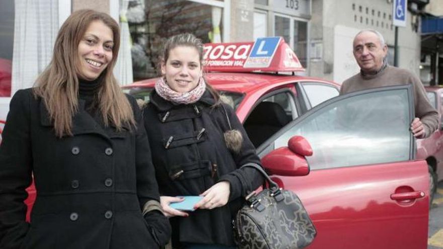 Juliana Moraes y Silvia Llames con su profesor a su regreso del examen. / brais quinteiro