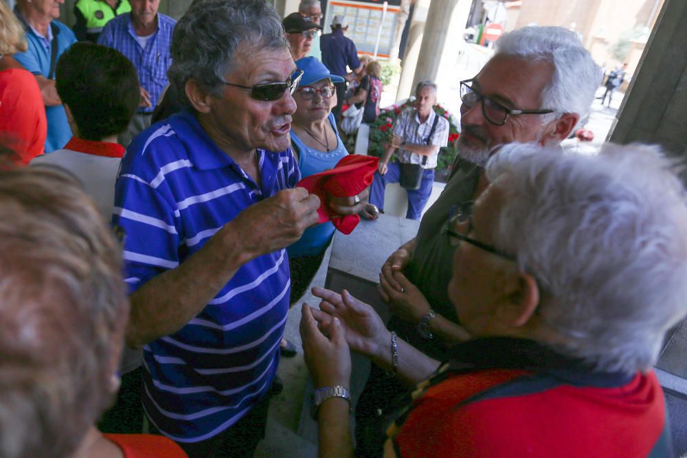 Más de 400 jubilados se concentran para exigir la apertura de las cafeterías de centros de mayores de Torrevieja