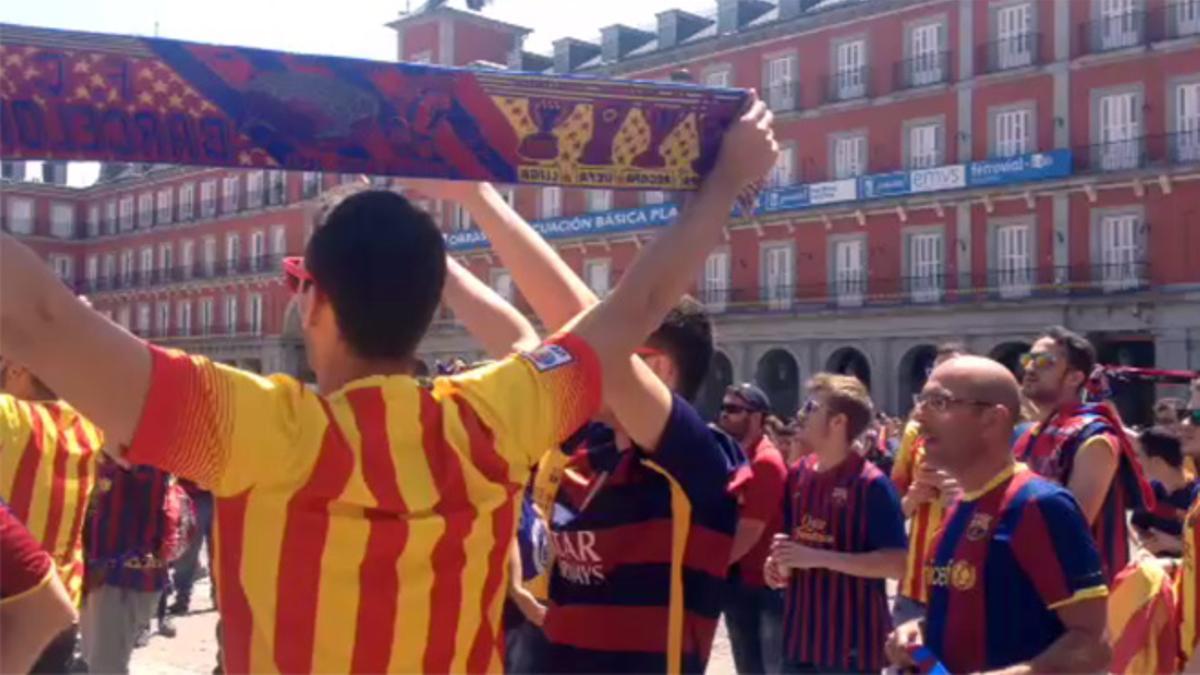 Aficionados del  Barça en la plaza Mayor de Madrid cantando el himno.