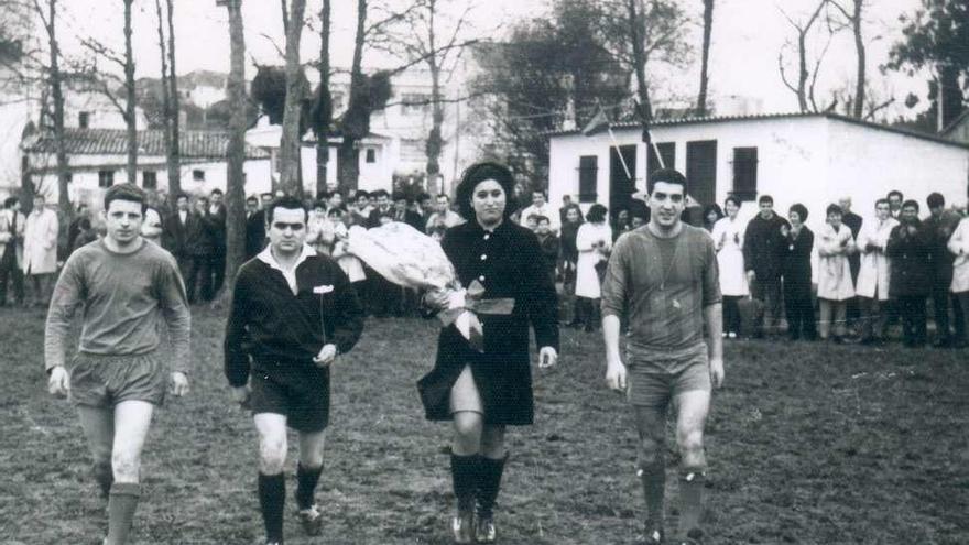 Esther Pita, madrina del equipo, cuando hizo el saque de honor en 1966.