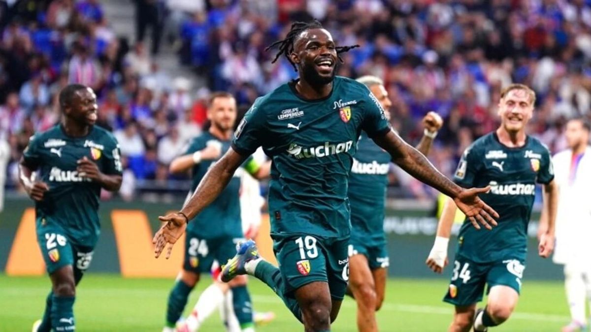 Goudine Koyalipou celebrando un gol con el Lens