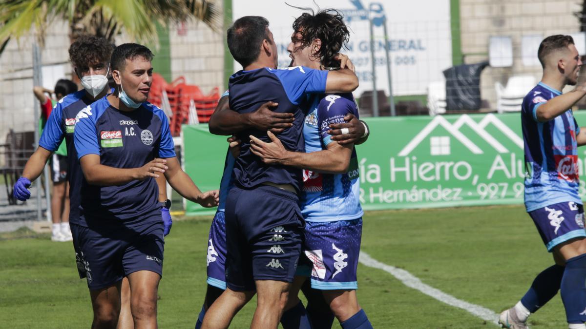 Patxi Dávila abraza a Rai tras su gol en el Príncipe Felipe.