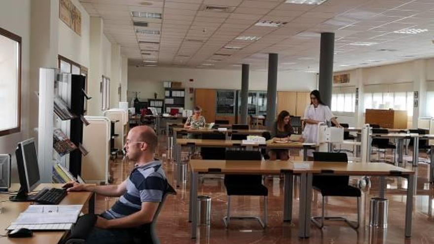 Tres investigadores en la sala reabierta del Archivo Histórico Provincial.