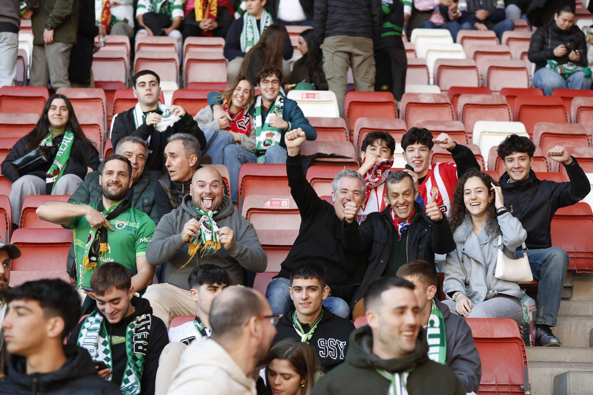 El partido entre el Sporting y el Racing de Santander, en imágenes