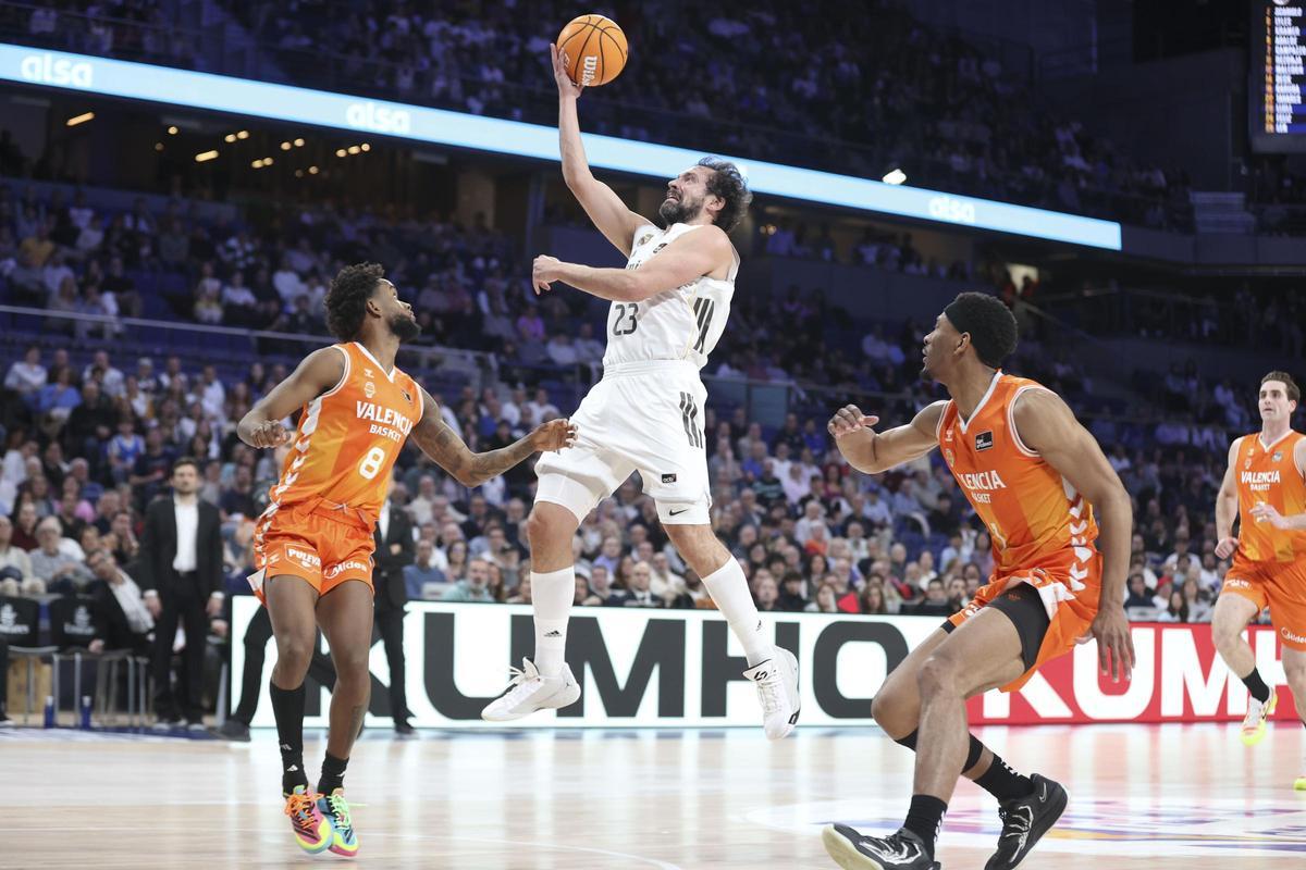Sergio Llull entra a canasta en el último partido del Valencia Basket en la pista del Real Madrid.