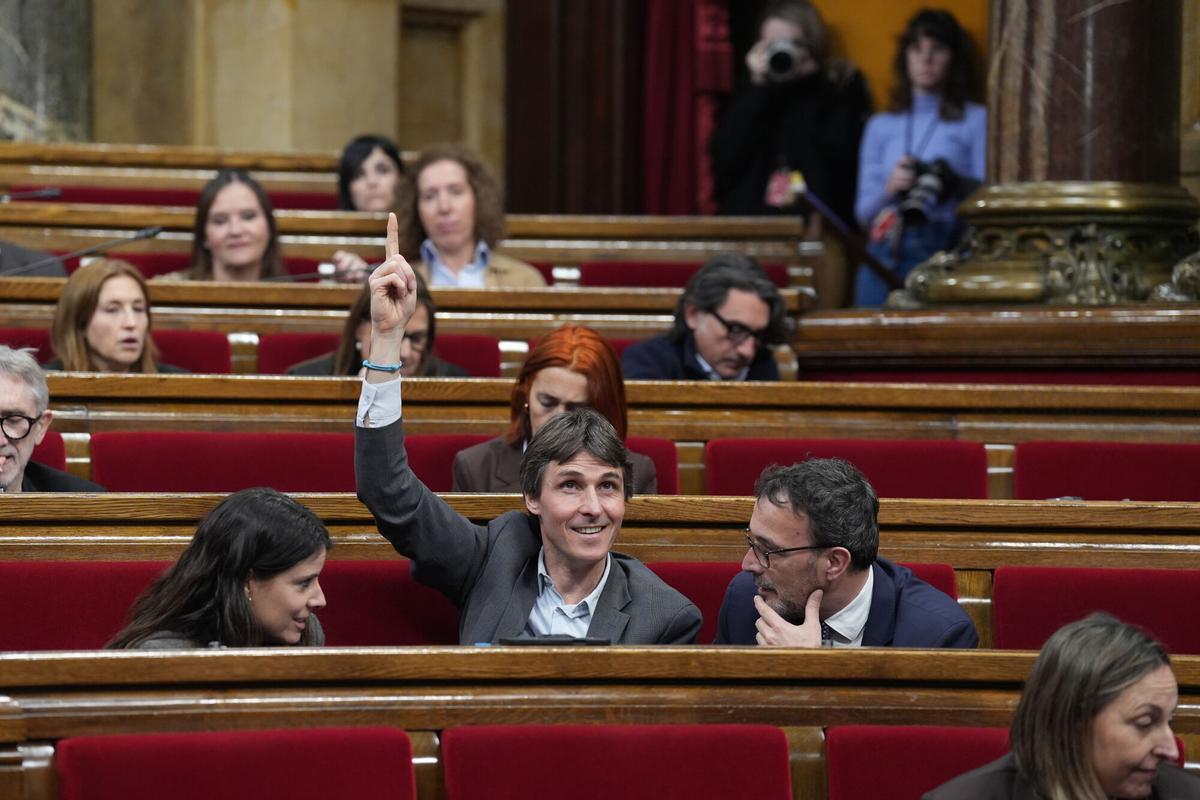 Votaciones durante un pleno en el Parlament de Cataluña, a 12 de febrero de 2026, en Barcelona, Cataluña (España). Meteocat ha activado para este jueves 12 de febrero el aviso rojo (con grado de peligro máximo de seis sobre seis) por fuertes rachas de hasta los 100 kilómetros por hora y la Generalitat ha suspendido toda actividad escolar, universitaria, deportiva e intervención sanitaria que no sea urgente. Sin embargo, la Cámara catalana ha decidido mantener la celebración del pleno. El orden del día ha incluido la votación de la reprobación a la consejera de Territorio y al ministro de Transportes por el caos en Rodalies. 12 FEBRERO 2026;PARLAMENT;PLENO;CATALUNYA;VOTACIONES David Zorrakino / Europa Press 12/02/2026. David Zorrakino;category_code_new