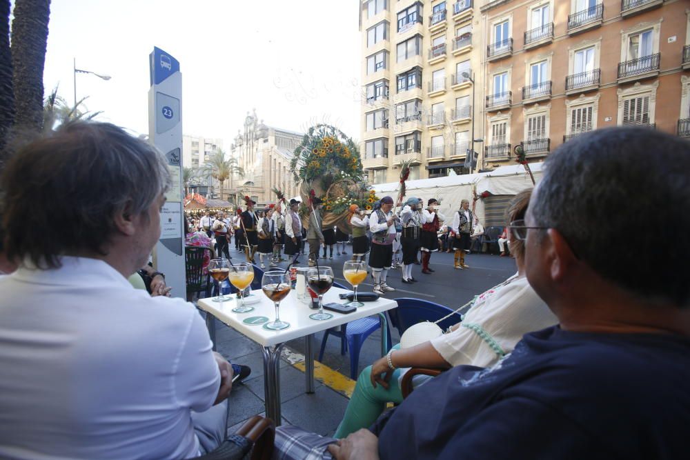 Las 89 barracas y comisiones participan en el segundo día de la Ofrenda