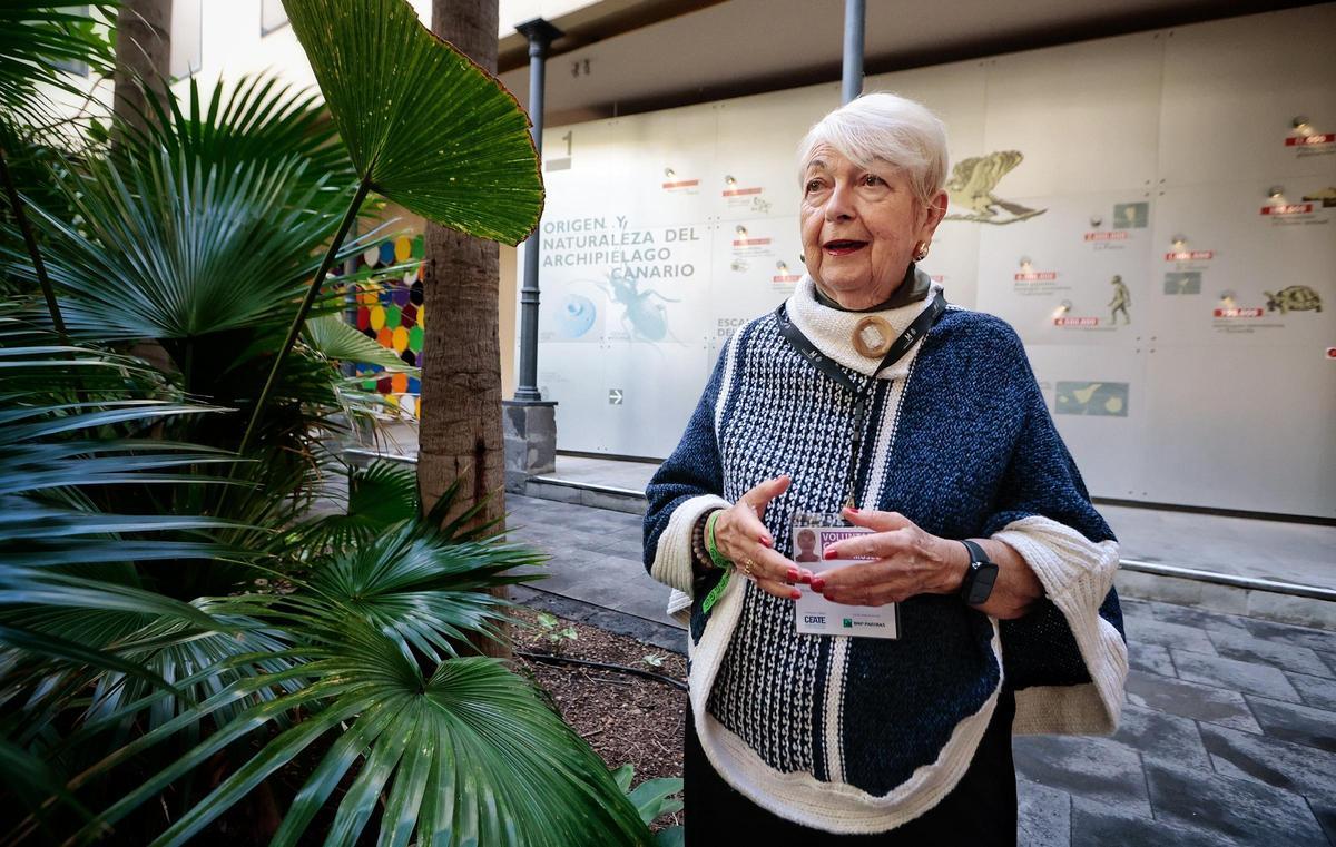 Loly González, guía voluntaria, en el patio del Museo de Naturaleza y Arqueología.