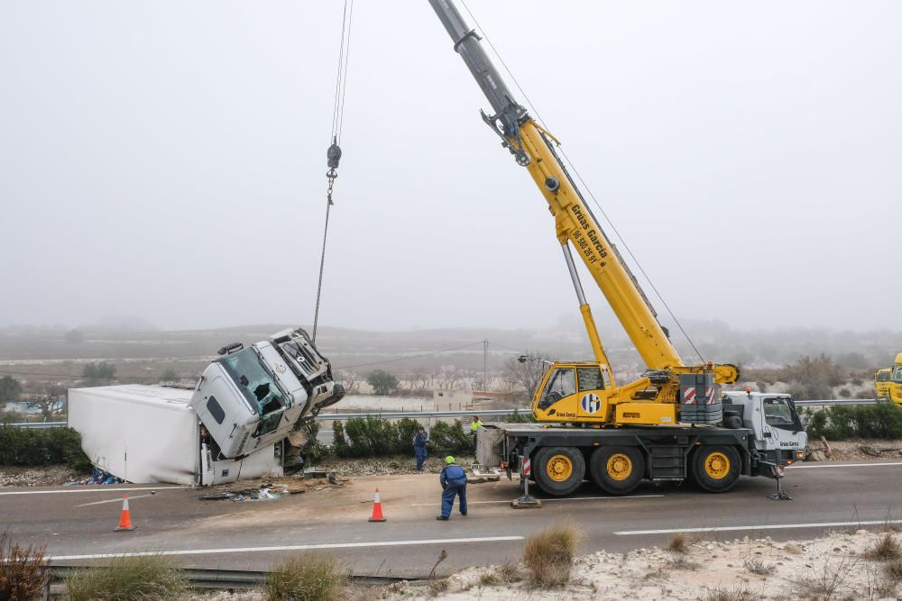 Un accidente corta dos carriles de la A-31